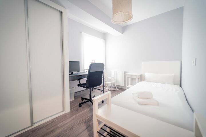 JEDNOLÔŽKOVÁ IZBA:
Jednolôžková izba s písacím stolom: má vonkajšie vetranie, prirodzené svetlo a kúrenie. Úložný priestor.