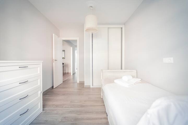 DVOJLÔŽKOVÁ IZBA S 2 ODDELENÝMI POSTEĽAMI - JEDNOLÔŽKO S MANŽELSKOU POSTEĽOU: 
Dvojlôžková izba s vysúvacou posteľou. Prirodzené svetlo a vonkajšie vetranie. Úložná komoda.