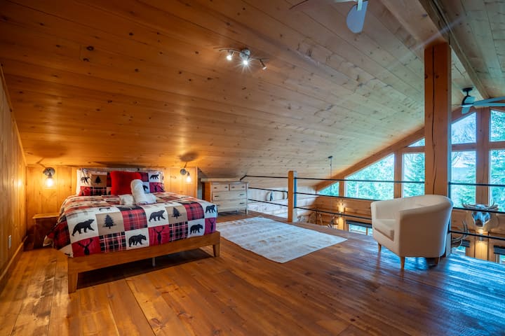 Mezzanine bedroom with queen size bed/ Mezzanine bedroom with queen size bed