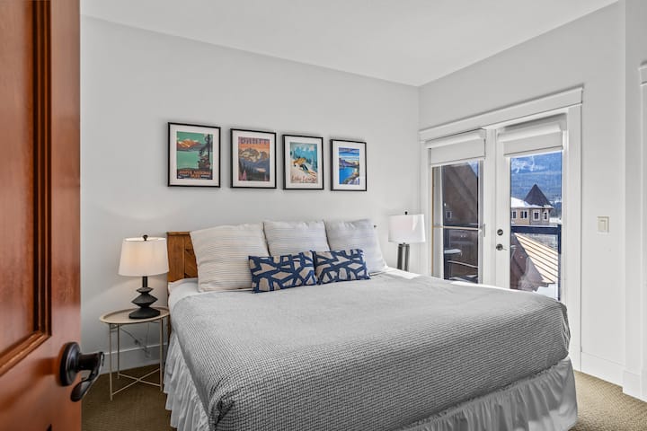 Pumzika katika chumba kikuu cha kulala chenye kitanda cha kifahari na ubunifu wa kisasa.