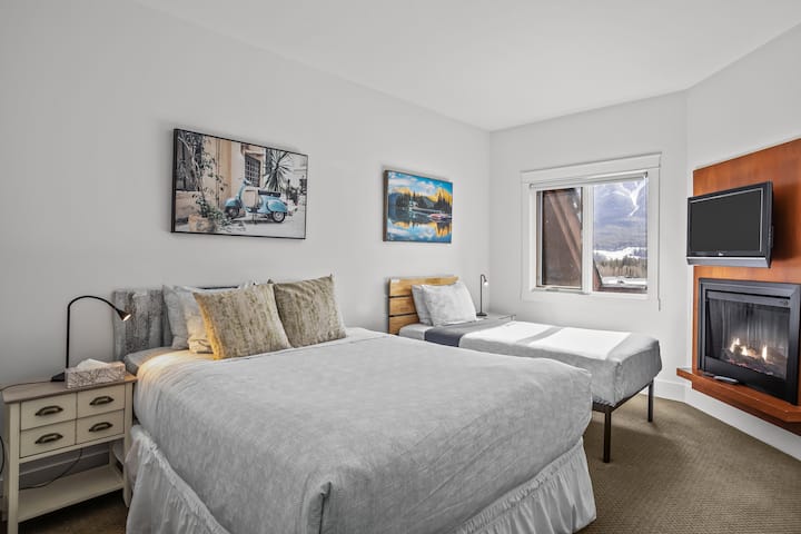 Pumzika katika chumba cha kulala cha pili na malkia na kitanda pacha, meko yenye joto na televisheni ya burudani.