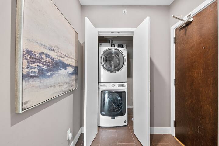 City center, high-rise,luxurious gallery image 5