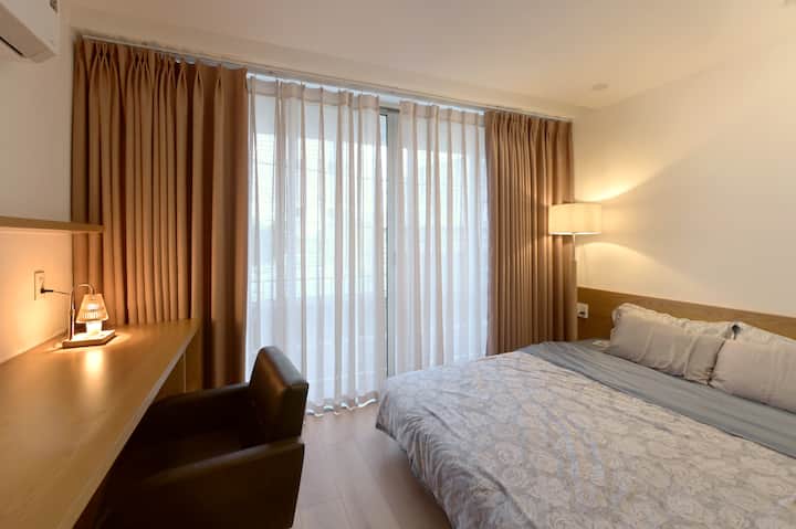 Kamer 101 is op de 2e verdieping. Het is onze gezelligste kamer, maar heeft nog steeds een eigen badkamer, een grote kast en een bureau! ️✍️