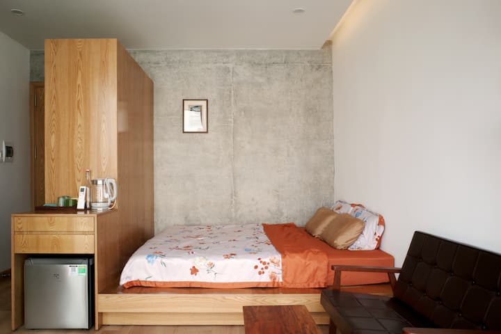 ️✨ Ruim kingsize platformbed 1,8*2,0 m met comfortabele kussens en gezellige houten inrichting. Er is een minikoelkast, een theestation en een waterkoker – perfect voor een ochtendthee of een late-night chill.