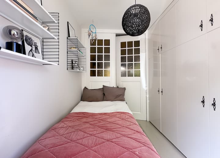 (Ten en cuenta que la cama del segundo dormitorio mide 120 x 200 cm).