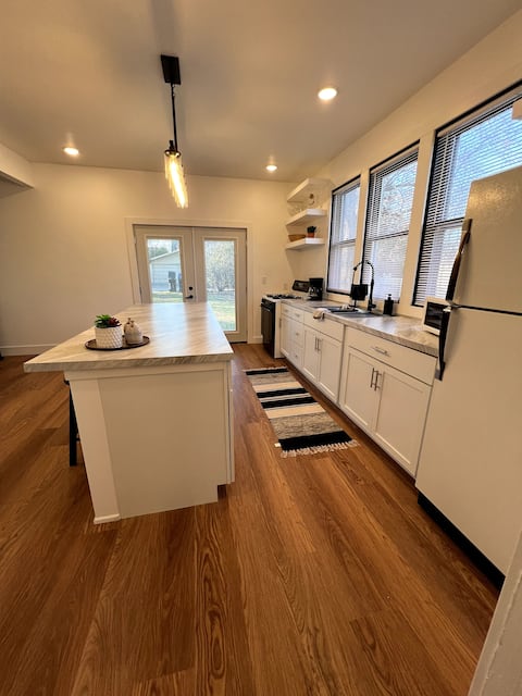 Modern 4BR Beach Retreat-Sleeps 8