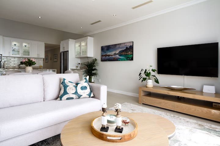 Camps Bay Spacious Loft Apartment With Ocean Views gallery image 2