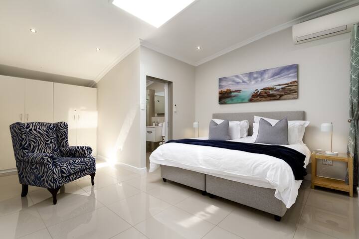 Camps Bay Spacious Loft Apartment With Ocean Views gallery image 3