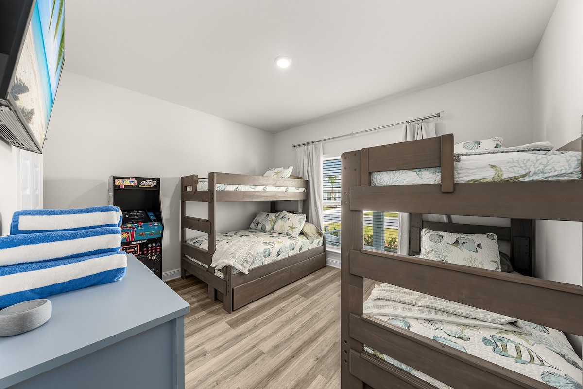 Ორსართულიანი ოთახი! ორადგილიანი სრული და ორადგილიანი ტყუპები, არკადული თამაში და ტელევიზორი. Იდეალური გართობა ბავშვებისთვის! 