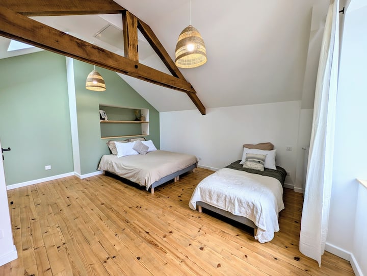 ห้องพักสามคนบนชั้น 2 ใต้หลังคา บานเกล็ดช่วยให้ห้องนอนมืดสนิท 
จัดเตียงได้ 2 แบบ: เตียง 1 หลังขนาด 160x200 + เตียง 1 หลังขนาด 90x190 / หรือเตียง 2 หลังขนาด 80x200 + เตียง 1 หลังขนาด 90x190