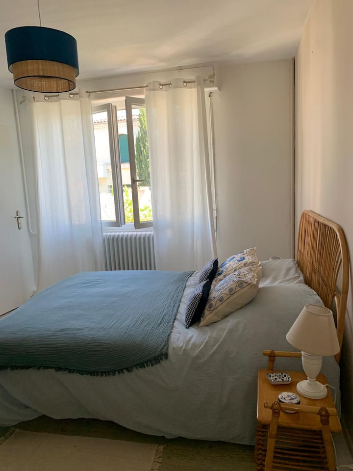 "La chambre bleue " en RDC avec une salle de douche attenante
penderie