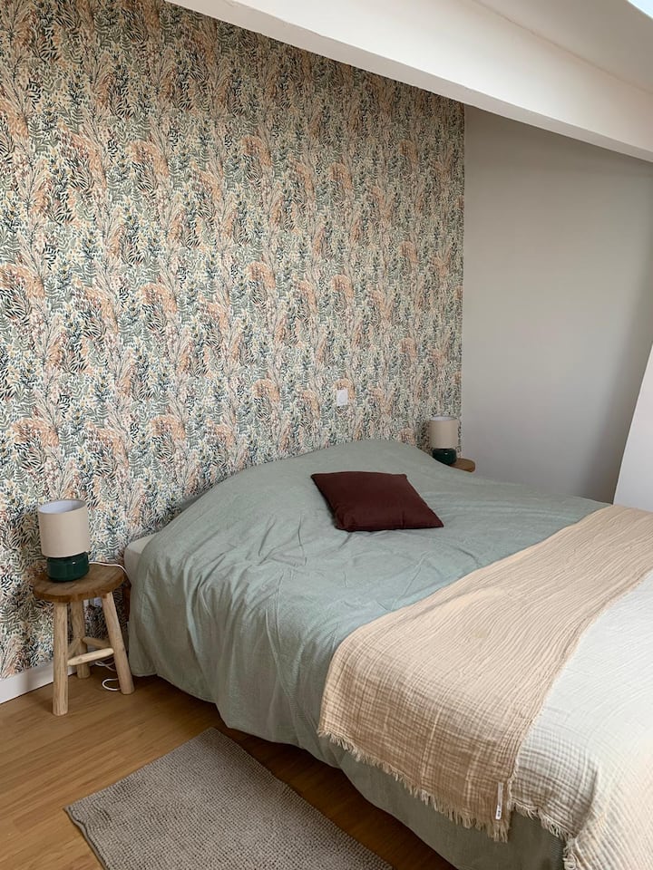 niveau 2 = "La chambre fleurie" sous les combles - vélux avec un store occultant