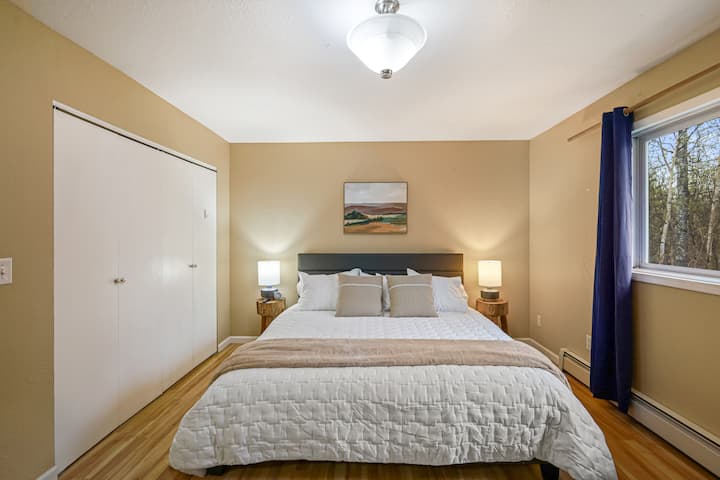 Მშვიდი საძინებელი შესანიშნავი კომფორტული საწოლით, რომელიც გელით.