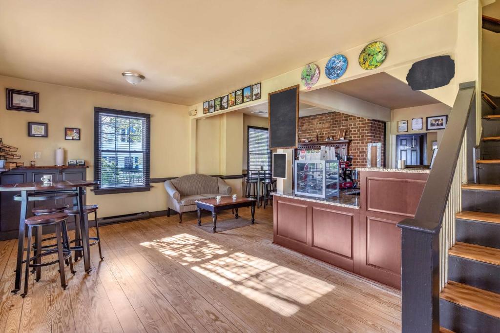 Un elegante sofá cama colocado en la sala de estar ofrece una combinación perfecta de comodidad y conveniencia, creando un espacio cálido y acogedor para que los huéspedes se relajen, descansen y disfruten de su estadía con facilidad todos los días.