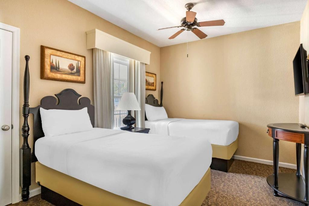 Dos camas individuales cuidadosamente dispuestas crean una configuración de dormitorio luminosa, acogedora y cómoda, que ofrece espacio personal para que cada huésped se relaje, descanse y disfrute de una estancia tranquila y agradable durante su visita.