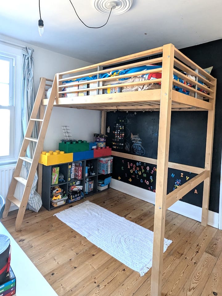 Cama de dos plazas tipo loft