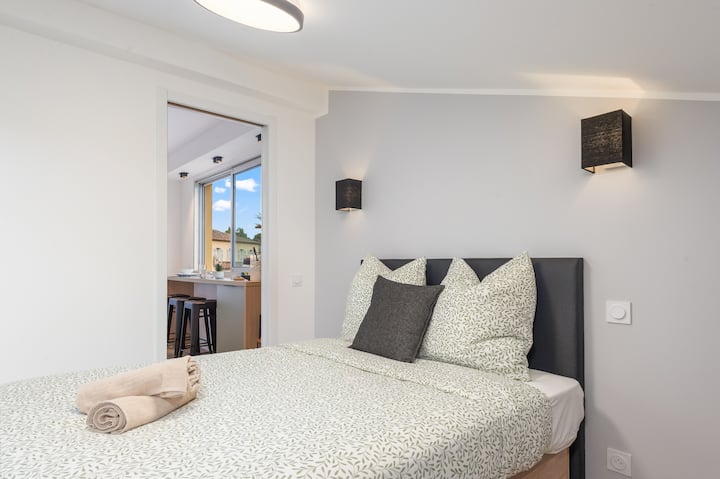 Dhomë gjumi, krevat, peshqir.