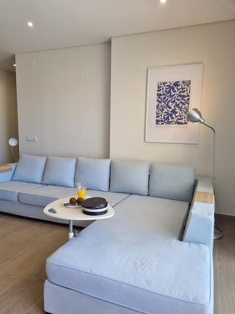 Top Airbnb: Downtown Balcony T2 with enclosed garage in Nazaré