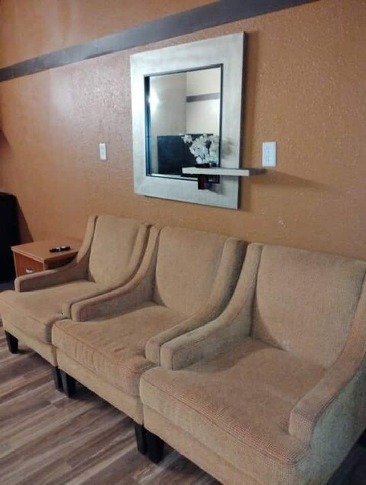 (139) Gated - 1 King Apt W/ Full Kitchen - BREC's Baton Rouge Zoo