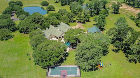 Hill Country Retreat: Pool, Sports Courts, Theatre