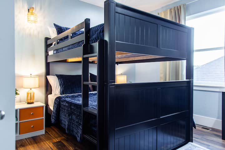 Čvrst i elegantan krevet na kat za dvije osobe

Savršeno za djecu i odrasle!

Gornji dio kreveta na kat može sigurno izdržati opterećenje od 227 kg.
Uključuje vrhunske madrace od memorijske pjene na obje razine
Uključena je posteljina od mekog pamuka za dodatnu udobnost