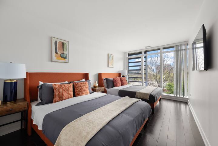 Luxury 4BR Home | King Bed| Sleeps 12 w/ Parking! gallery image 2