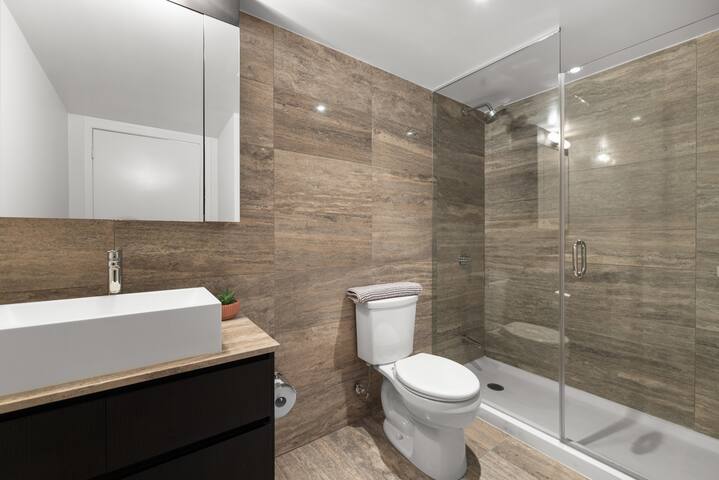 Luxury 4BR Home | King Bed| Sleeps 12 w/ Parking! gallery image 3