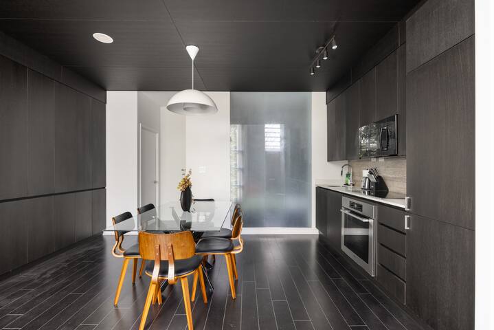 Luxury 4BR Home | King Bed| Sleeps 12 w/ Parking! gallery image 4