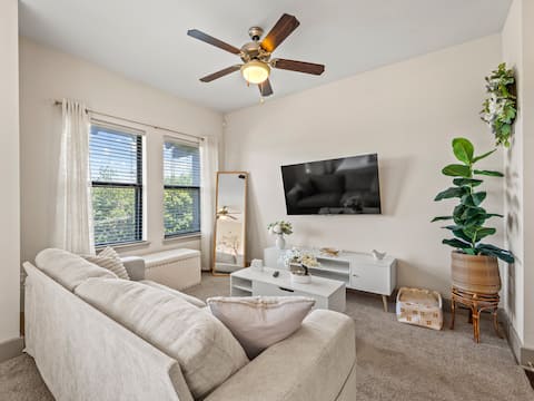 Successful Airbnb property: STU | Ivory Light Gold in L.O. Daniel