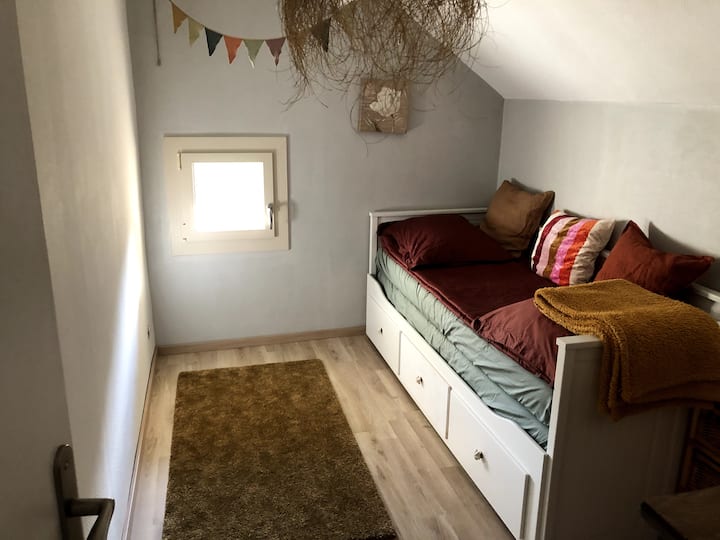 Krevat për 1 ose 2 persona. 80 cm ose 160 cm. Lart.