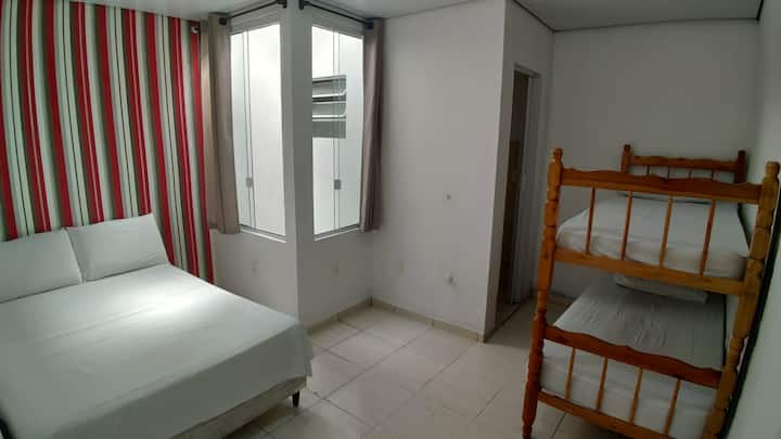 NOSSO QUARTO SUITE FAMILIA, PARA ATE 4 PESSOAS COM CAMA DE CASAL + BELICHE + BANHEIRO INTERNO PRIVADO.