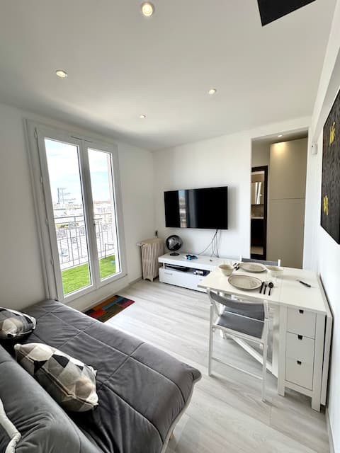 Popular Airbnb listing: 5 min from Paris - Eiffel Tower View - Arc de Triomphe in Levallois Perret