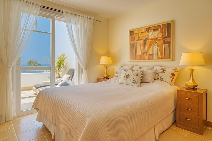 นอนหลับอย่างสบายบนเตียงขนาด 180 ซม. พร้อมที่นอนระดับพรีเมียมที่ช่วยให้กระดูกสันหลังแข็งแรง ตู้เสื้อผ้ากว้างขวางสำหรับเสื้อผ้าและกระเป๋าเดินทาง และวิวทะเลที่น่าทึ่งจากเตียงของคุณ