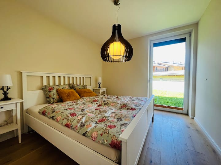 سرير بحجم كينج 180 × 200، وطاولتان بجانب السرير.
تجعل النافذة الكبيرة الغرفة مشرقة بشكل جميل.
إمكانية الوصول المباشر إلى الحديقة الكبيرة.
أرضية بلوط جميلة