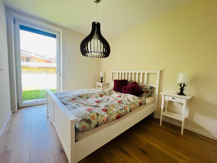 سرير بحجم كوين 160 × 200، وطاولتان بجانب السرير.
خزانة كبيرة بها مساحة تخزين كبيرة. 
تجعل النافذة الكبيرة الغرفة مشرقة بشكل جميل.
إمكانية الوصول المباشر إلى الحديقة الكبيرة.
أرضية بلوط جميلة