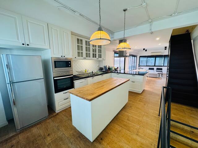 Cozy Spacious 3BR near Lumphinipark and MRT gallery image 5