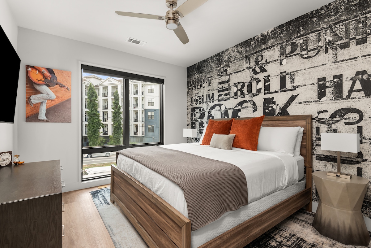 Მე-2 საძინებელში არის დიდი საწოლი, ოთახის გამუქების ფერები, 65-დუიმიანი სმარტ-ტელევიზორი, კომოდი და შესასვლელი კარადა, რომელიც აბაზანა-ტუალეტამდე მიდის.