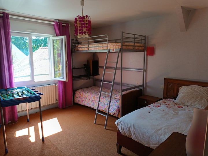 חדר מרווח ויפה הפונה מזרחה.
3 מיטות יחיד (אחת מהן קצת יותר רחבה)
יש ארון בגדים גדול, שידה גדולה, אבל גם שולחן עם מסך ורמקולים.
ספרייה גדולה המכילה ספרים ומשחקים (כל הגילאים)