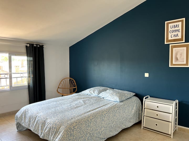 חדר שינה למעלה בדירה. מיטה זוגית עם כריות ושמיכת פוך. אפשרות להתקין לול מתקפל בחדר הזה שהוא גדול מספיק. מלתחה ואחסון. 