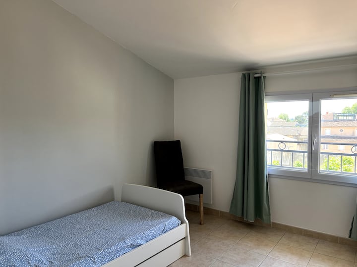 חדר שינה למעלה בדירה. מיטה נפתחת. מקום בארון. 