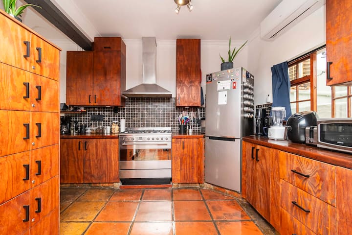 Butler-inclusive 5-bedroom Modern Villa With Pool - Camps Bay