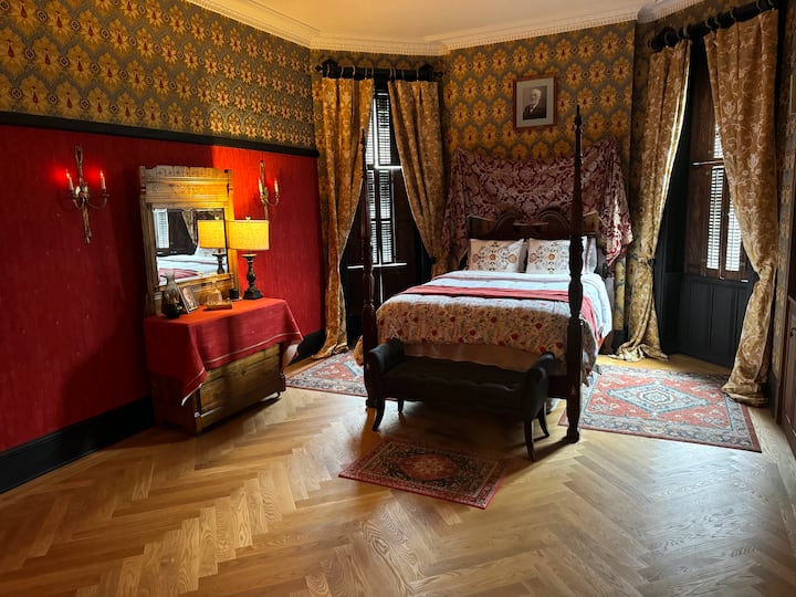 בחדר השינה הראשי יש 2 חלונות מזרחיים לאור בוקר מפואר, חדר הלבשה, ספריות, פינת תה, והוא מתקשר עם סלון הפונה דרומה ואזור חדר הרחצה. סוויטה זו מהווה דירה פרטית עם דלת כניסה ננעלת משלה.