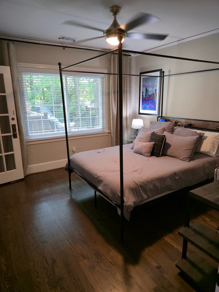 Deuxième chambre avec un grand lit, une télévision intelligente de 60 pouces, une grande fenêtre avec vue sur la cour arrière et une salle de bain attenante avec un jacuzzi relaxant. Comprend un espace de travail dédié avec utilisation gratuite d'un ordinateur portable pour le confort et la productivité.