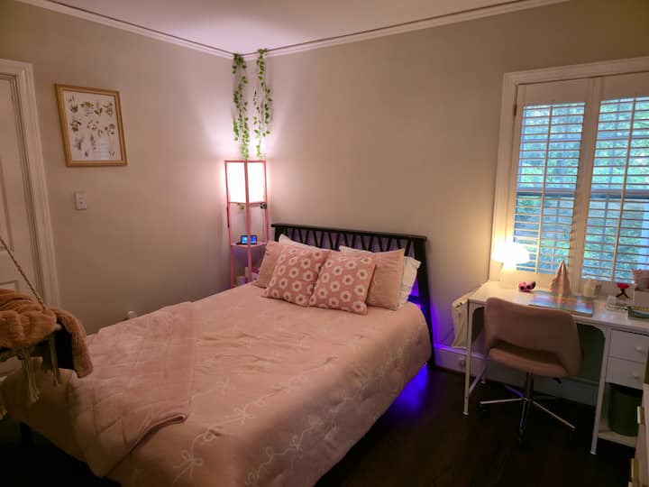 La troisième chambre est équipée d'un grand lit, d'une vue paisible sur la cour arrière, d'une télévision intelligente de 40 pouces, d'un espace de travail dédié et d'une chaise balançoire confortable qui ajoute une touche amusante et relaxante à cet espace accueillant et fonctionnel.