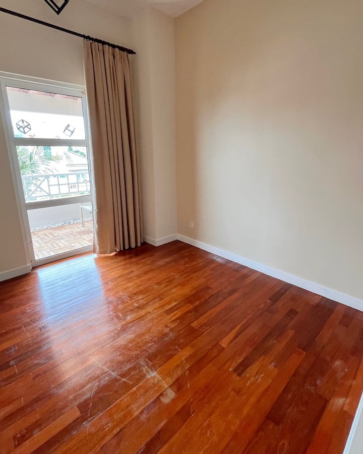 Všestranný priestor s balkónom a klimatizáciou

Do tohto priestoru na najvyššej úrovni vedľa balkóna sa zmestia dve samostatné lôžka a je vybavený klimatizáciou pre väčšie pohodlie. Môže sa použiť ako spálňa alebo viacúčelový priestor.