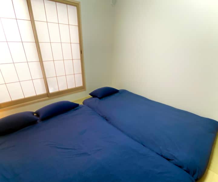 Kuna seti 1 ya ukubwa maradufu ya futoni ya Kijapani na seti 1 ya ukubwa mmoja ya futoni ya Kijapani.