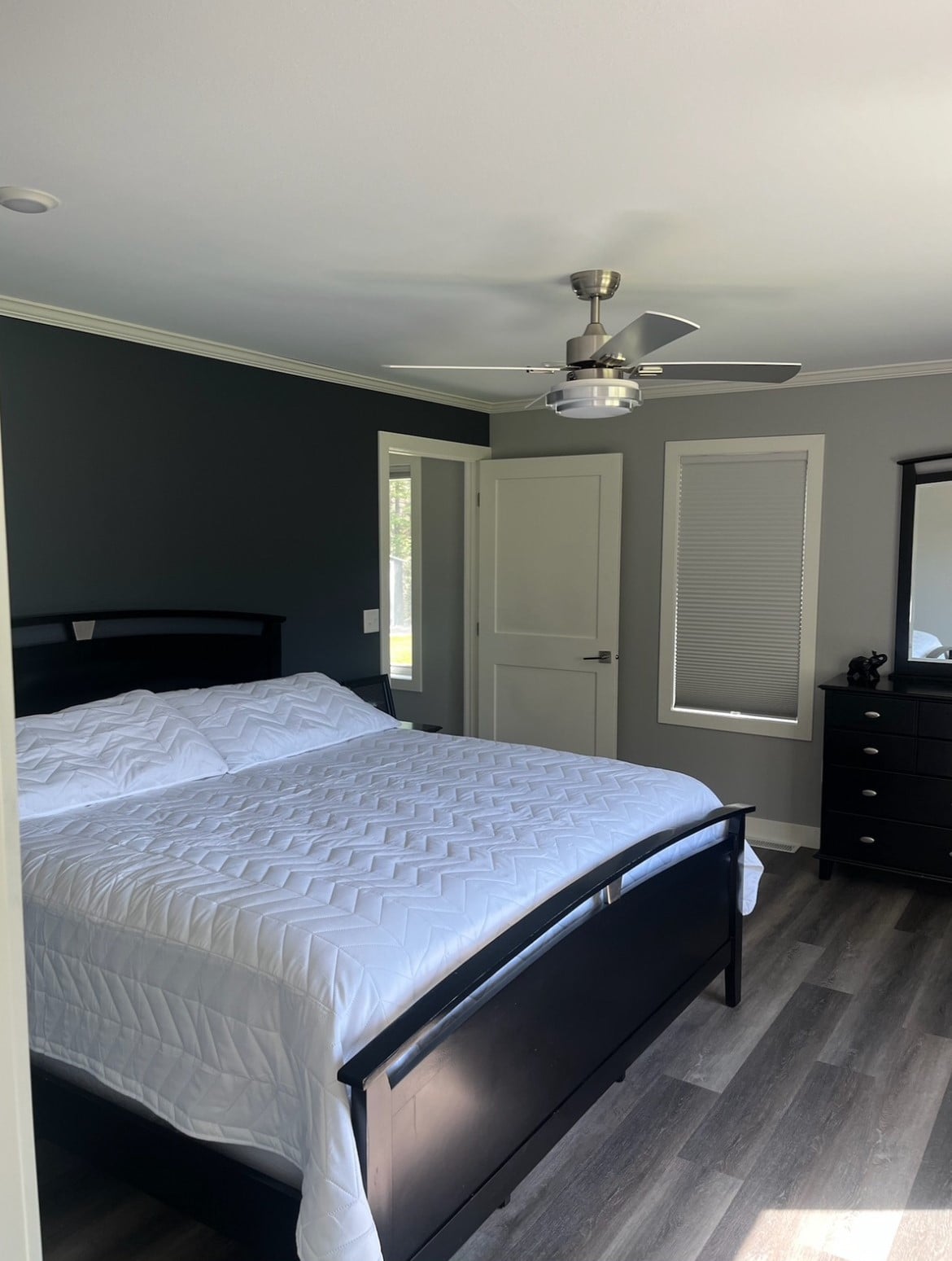 卧室配备遮光百叶窗、加大双人床和电视。