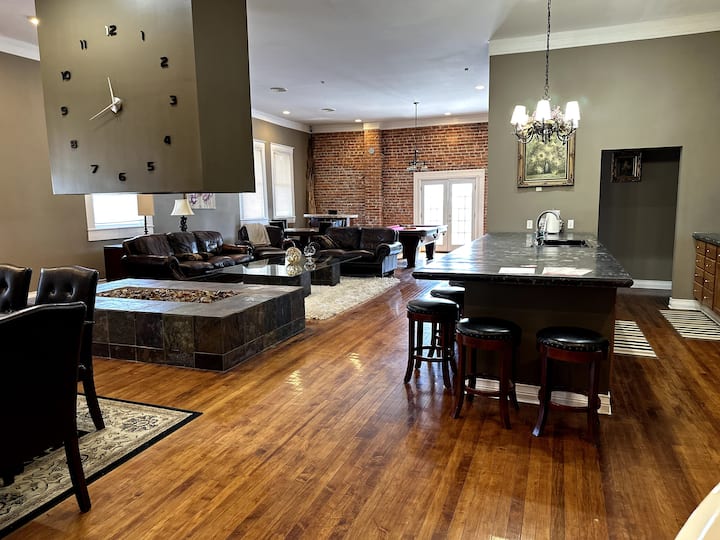 The Brick-road Penthouse - 5br, 4bath, Walkable - Indiana