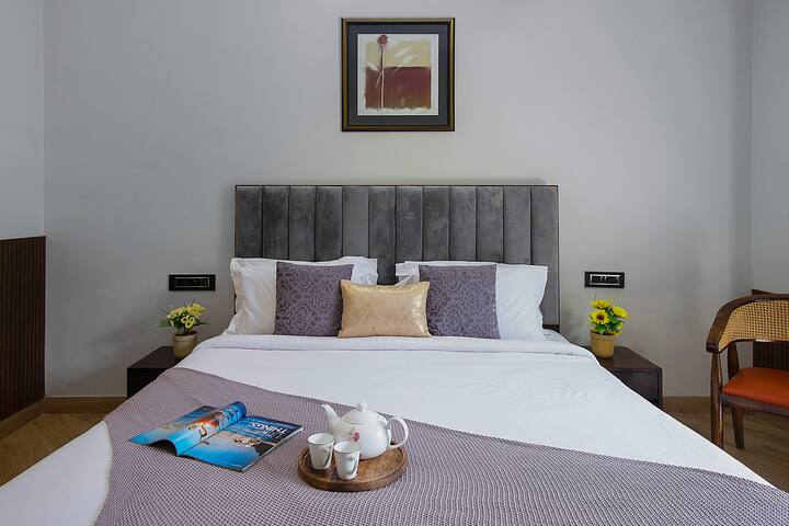 Луксозна спалня във вила в Удайпур с първокласно спално бельо и допълнителни възглавници