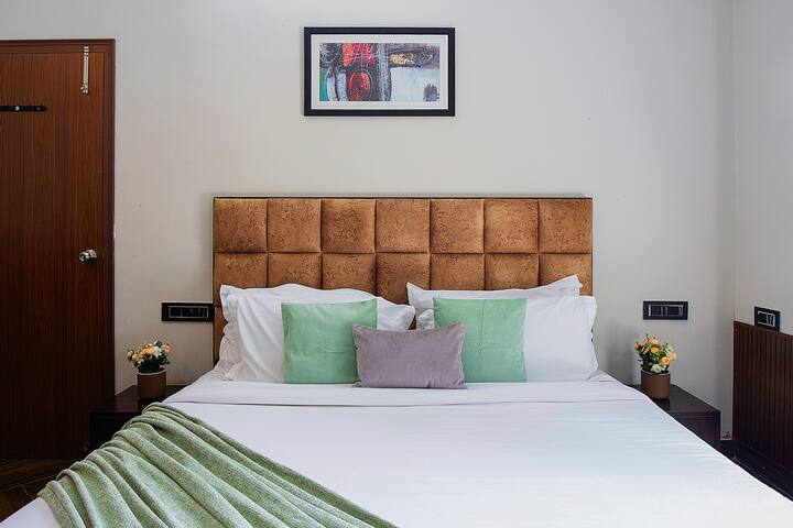 Просторна спалня – вила с частен басейн в Удайпур с удобни легла